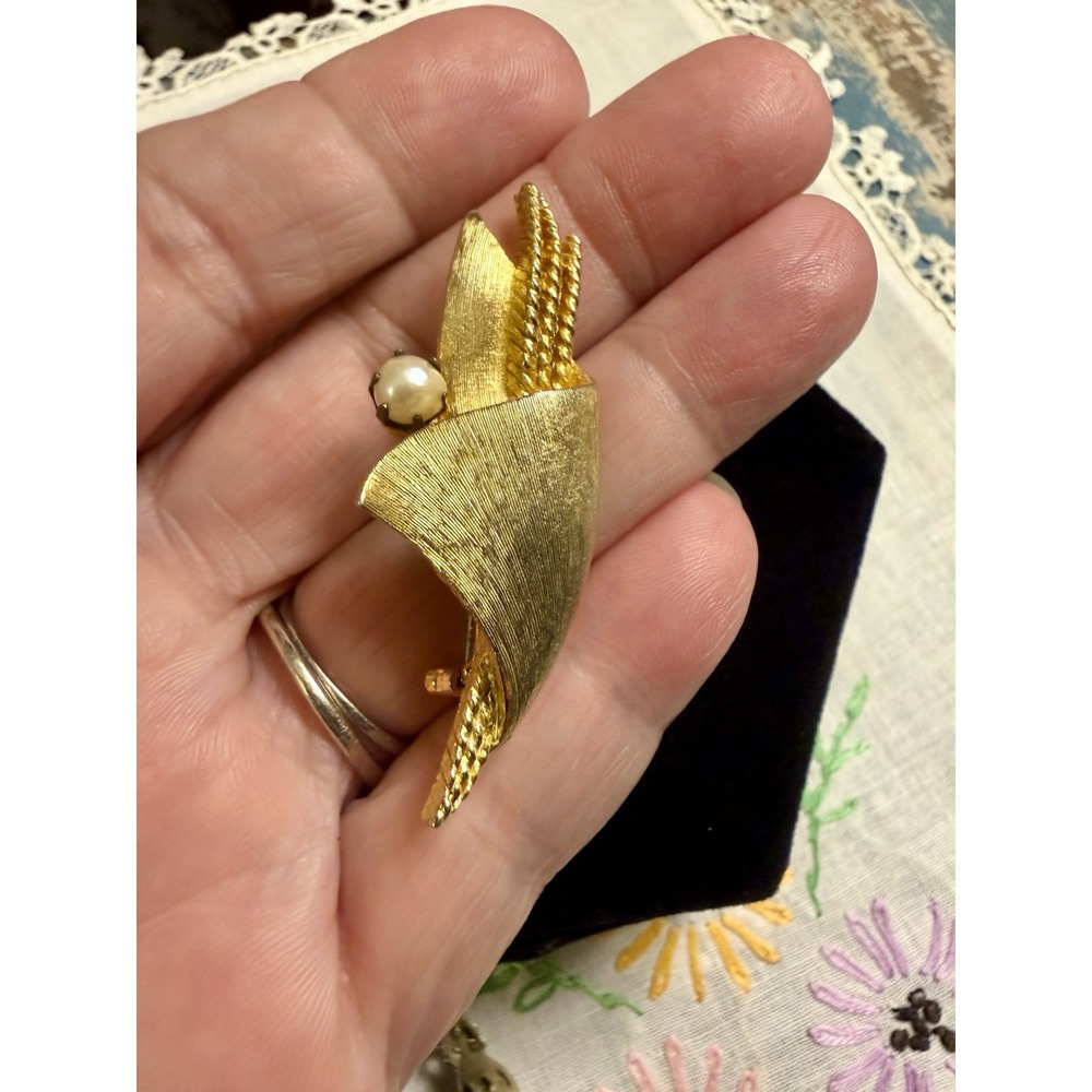 Vintage JJ Jonette Calla Lilly Pearl Brooch Pin Brushed Gold Tone